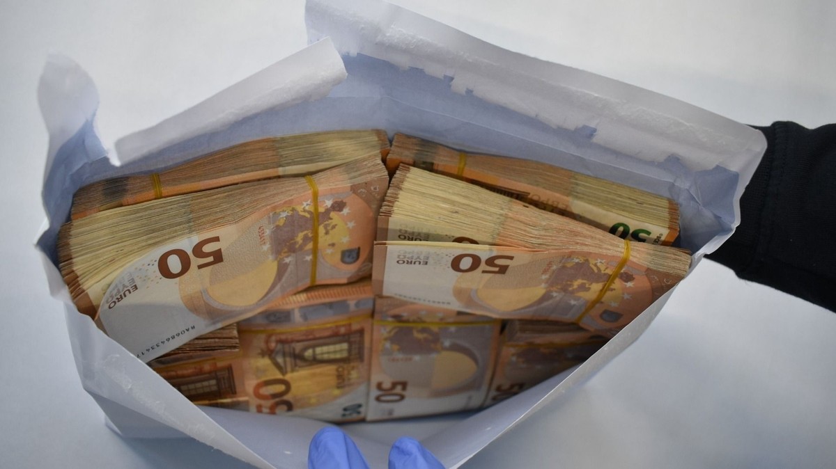 Argent liquide dans des enveloppes découvert par l'OFDF et communiqué le 18.05.2026.