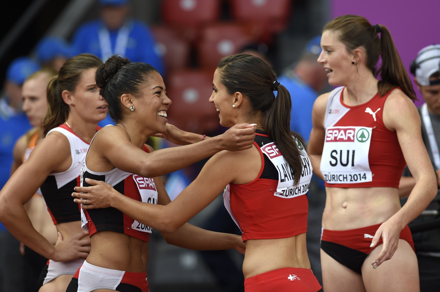 Das Schweizer Sprint-Quartett Léa Sprunger, Mujinga Kambundji, Marisa Lavanchy und Ellen Sprunger (von links) will im Final einen draufsetzen und eine Medaille gewinnen.