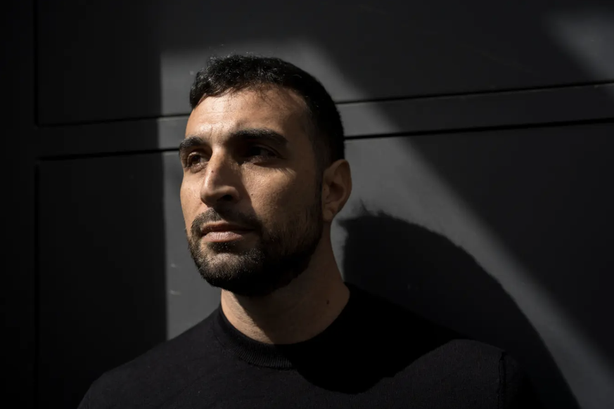 Die Vergangenheit lastet schwer auf ihm: Yoni Asher. Trotzdem wähnt er sich glücklich.