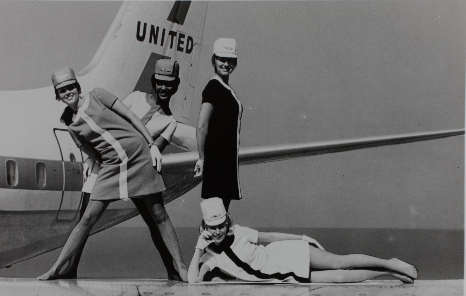 1968 bekommen die Stewardessen der United Airlines neue Uniformen und freche Hütchen dazu, designt vom Modeschöpfer Jean Louis.&nbsp;