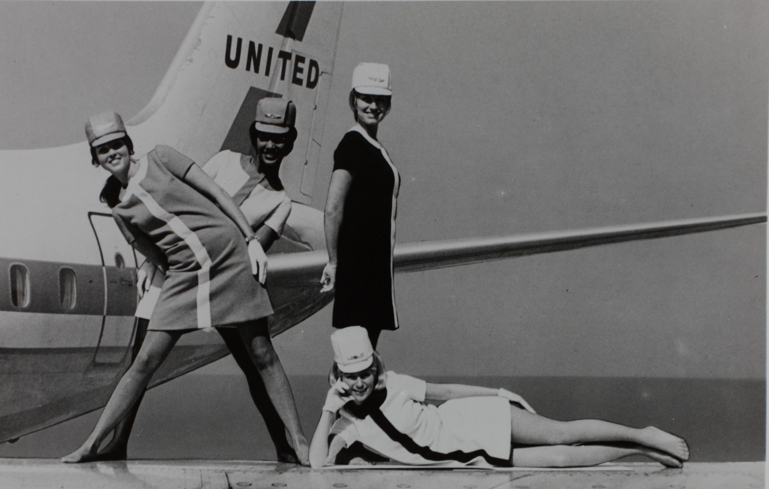1968 bekommen die Stewardessen der United Airlines neue Uniformen und freche Hütchen dazu, designt vom Modeschöpfer Jean Louis. 
