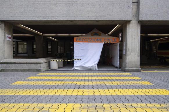 Ein Zelt des Zivilschutzes zur Vorueberpruefung und Einteilung von Patienten betreffend dem Coronavirus COVID-19 beim Eingang des Regionalspital Lugano, am Donnerstag, 27. Februar 2020, in Lugano. (KE ...