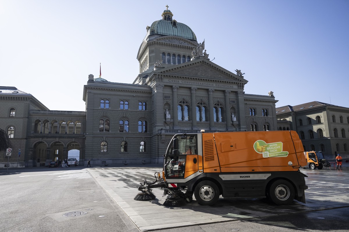 Eine Putzequipe der Stadt Bern reinigt den Bundesplatz, am Montag, 2. Maerz 2026 vor dem Bundeshaus in Bern. Am Nachmittag beginnt die Fruehjahrssession der Eidgenoessischen Raete. (KEYSTONE/Alessandr ...