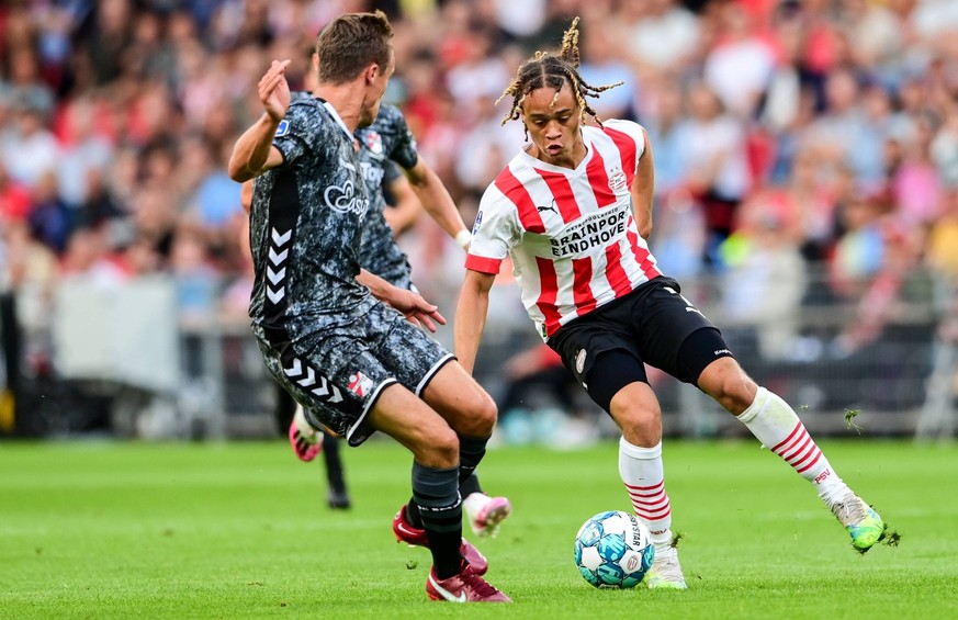 IMAGO / ANP

EINDHOVEN - (lr) Rui Mendes of FC Emmen, Xavi Simons of PSV Eindhoven during the Dutch Eredivisie match between PSV Eindhoven and FC Emmen at Phillips stadium on August 6, 2022 in Eindhov ...