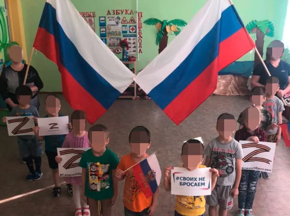 In Umerziehungscamps sollen ukrainische Kinder sich eine neue, russische Identität aneignen.