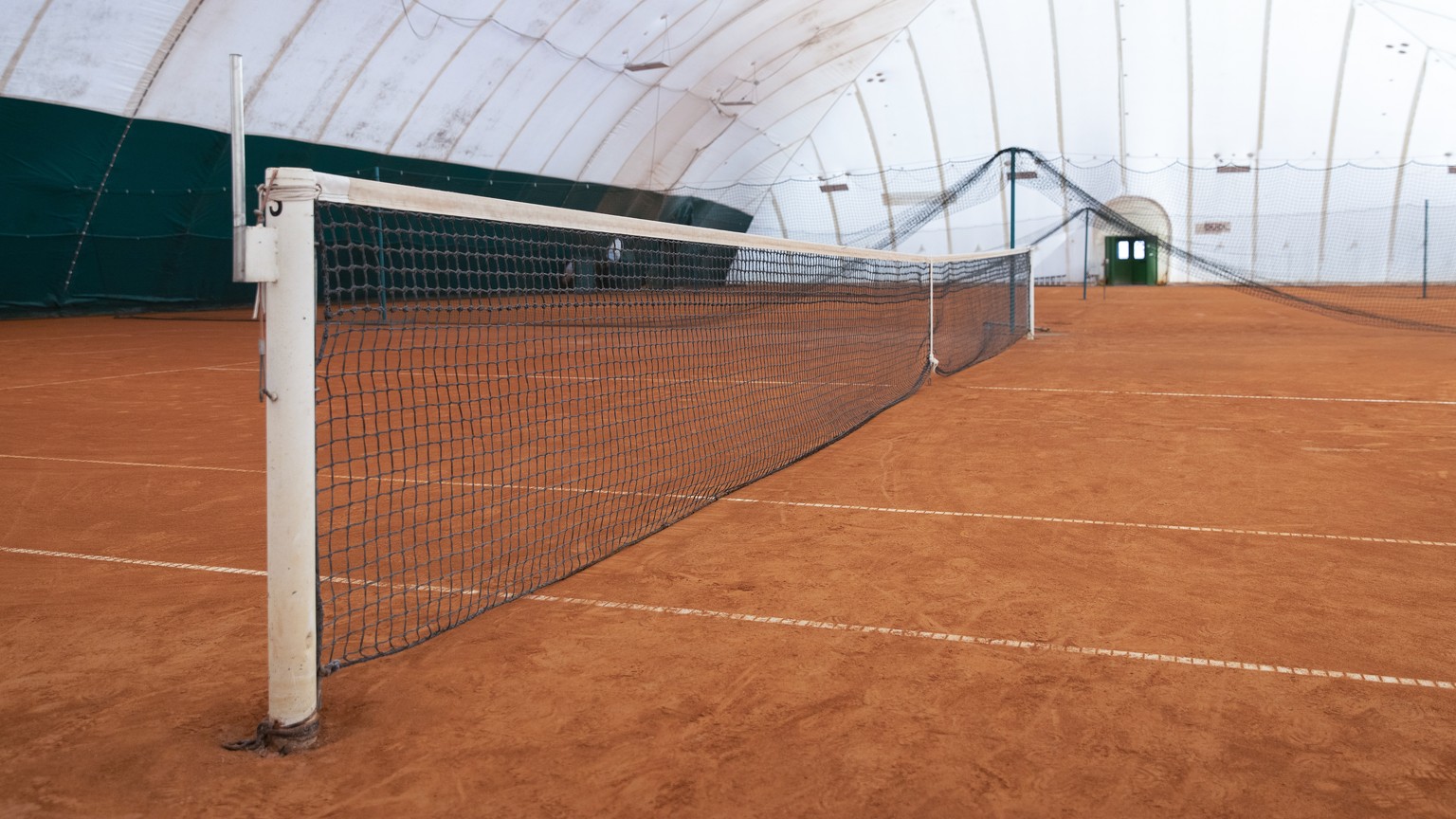 Eine geschlossene Tennishalle biem Tennisclub Neufeld, am Diensrtag, 24. Maerz 2020 in Bern. (KEYSTONE/Peter Klaunzer)