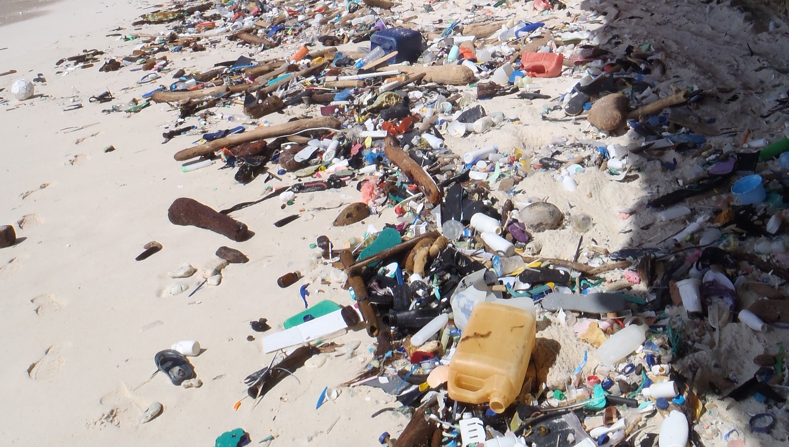 Der meiste Plastikabfall stammt nicht aus dem offenen Meer, sondern vom Festland und insbesondere aus den Städten.