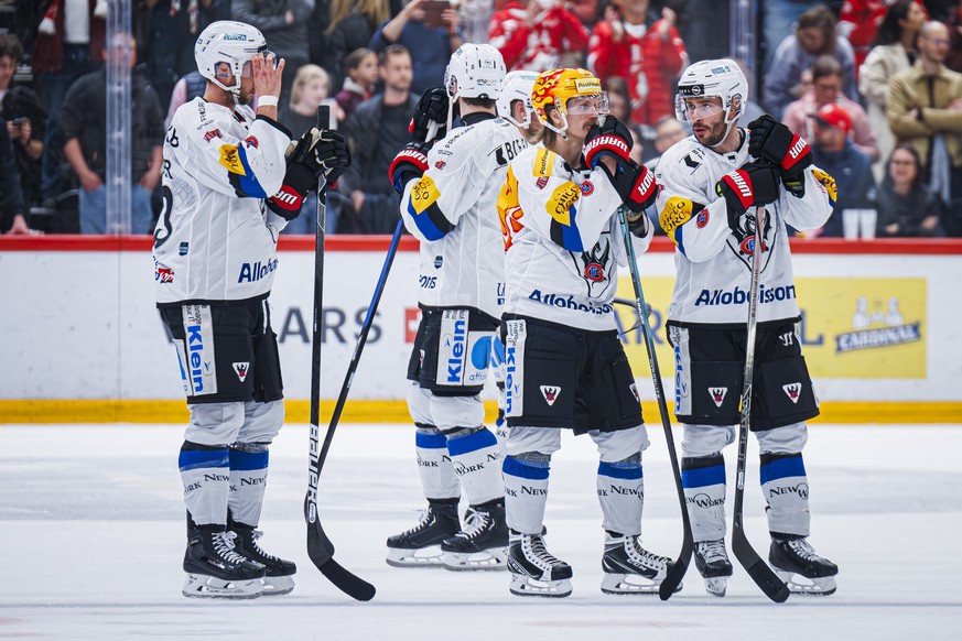 Les joueurs fribourgeois reagissnt apres leur defaite lors de l&#039;acte 4 des demi-finales des play-off du championnat suisse de hockey sur glace de National League entre Lausanne HC et HC Fribourg- ...