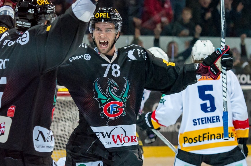 Fribourg, 02.10.2015, Eishockey NLA, HC Fribourg Gotteron - EHC Biel, Fribourgs Alexandre Picard und Marc-Antoine Pouliot jubeln nach dem Tor zum 4:0. (Robert Hradil/EQ Images)