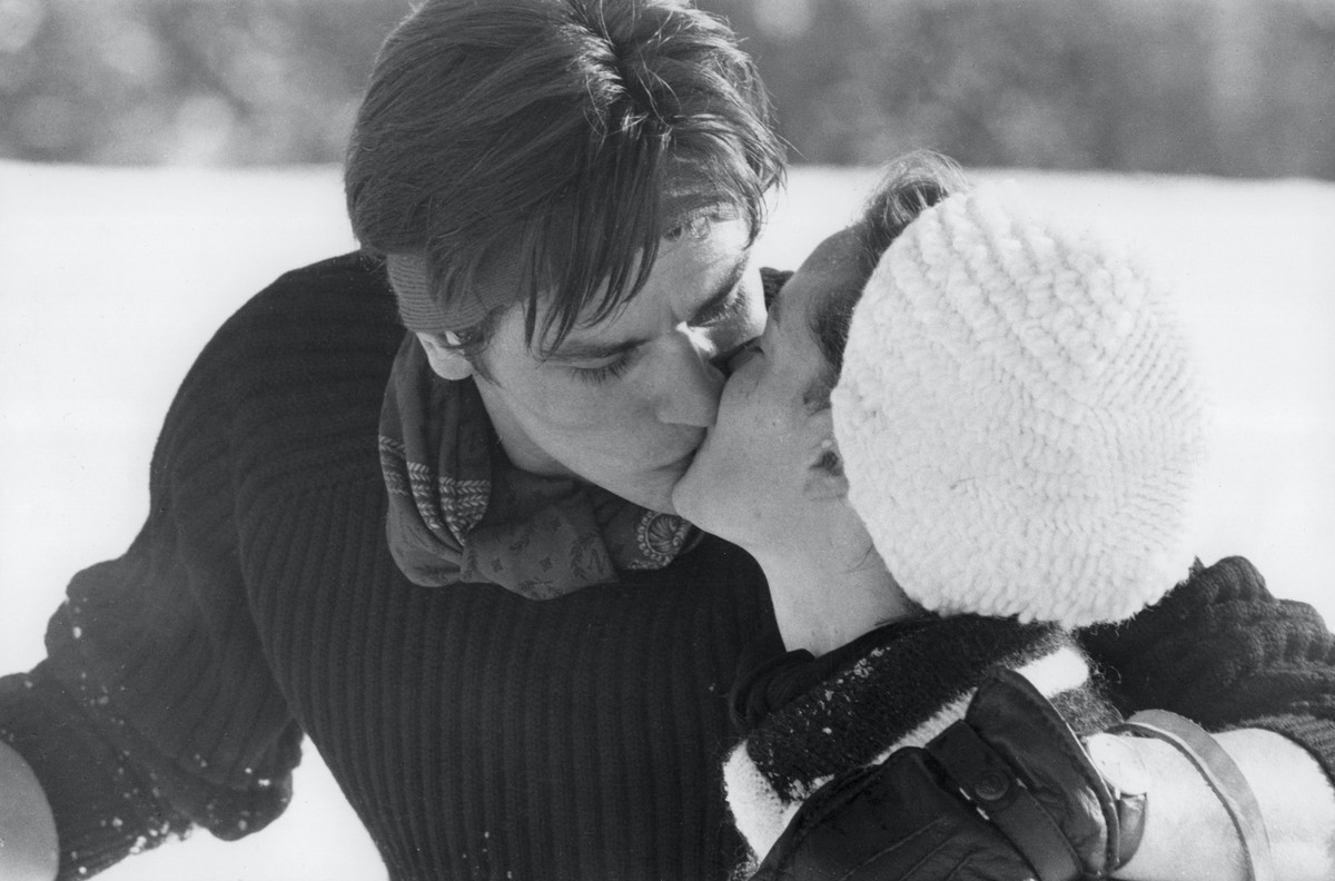 Les acteurs Alain Delon et Romy Schneider aux sports d'hiver, le 18 janvier 1963, France. (Photo by REPORTERS ASSOCIES/Gamma-Rapho via Getty Images)