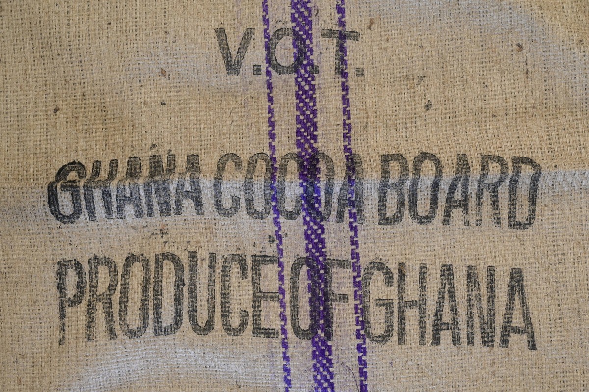 Ghana, cocoa business GHANA, Suhum, jute bags of Cocoa Board for cocoa beans, the state authority Cocoa Board of Ghana regulates the cocoa business *** GHANA, Suhum, Jute S�cke f�r Kakao mit Aufschrif ...