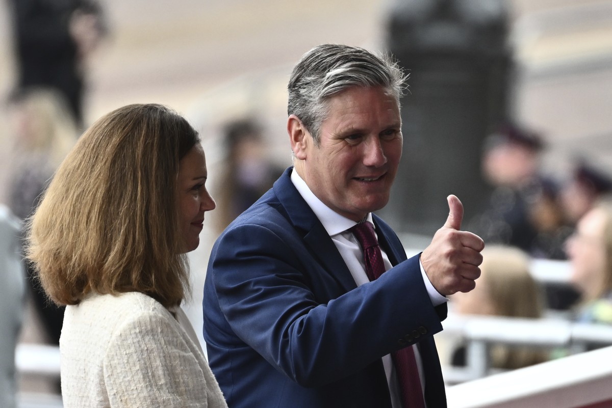 Britain's Labour Party leader Keir Starmer arrives with his wife Victoria Starmer to attend the Platinum Jubilee Pageant outside Buckingham Palace in London, Sunday June 5, 2022, on the last of f ...