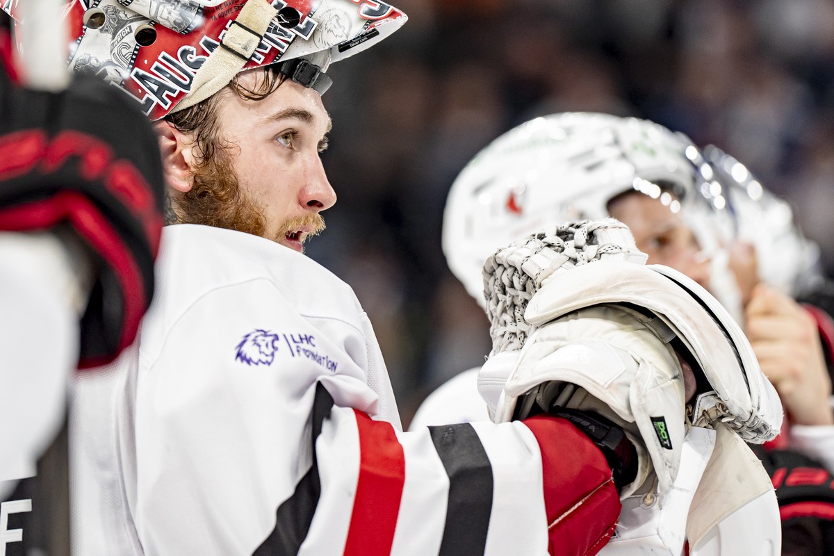 Torhueter Kevin Pasche (LHC) nach dem vierten Playoff Finalspiel der Eishockey National League zwischen den ZSC Lions, ZSC, und dem Lausanne HC, LHC, am Dienstag 22. April 2025 in der Swiss Life Arena ...