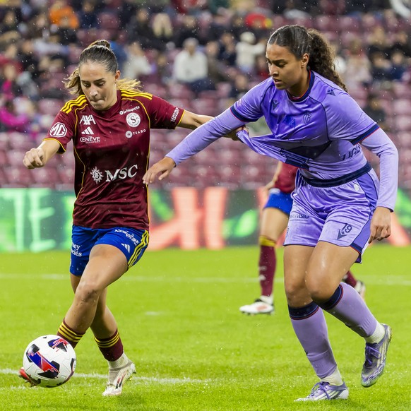 Servette's midfielder Amina Muratovic, left, fights for the ball with Basel's forward Melissa Chidera Ugochukwu, right, during the Womens Super League soccer match of Swiss Championship bet ...
