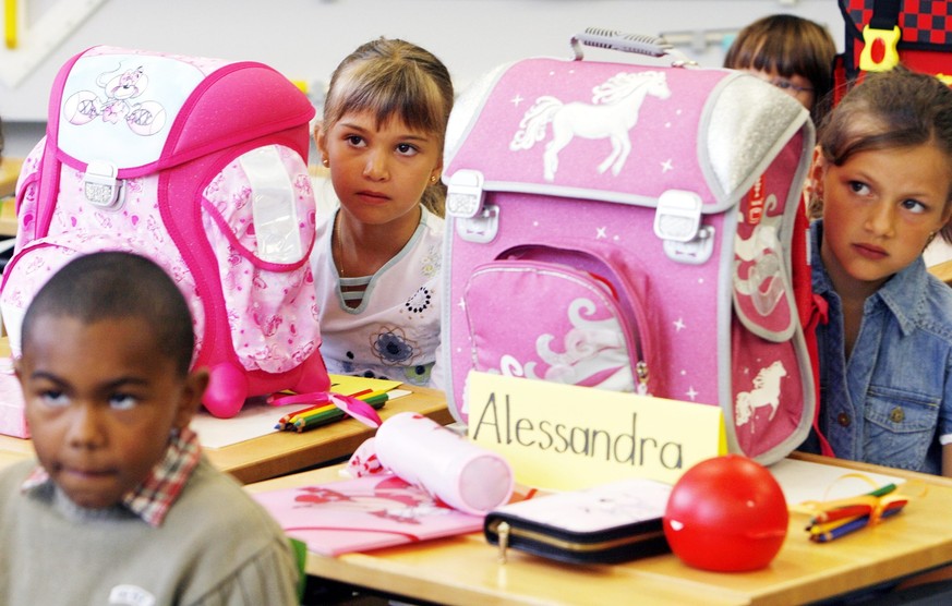 Fragende Blicke von Erstklaesslern am ersten Schultag in Zuerich am Montag, 20. August 2007. Fuer Tausende von Kindern hat heute in Zuerich der Ernst des Lebens begonnen. (KEYSTONE/Walter Bieri)

Firs ...