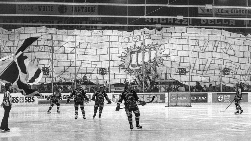 Die HC Lugano Fans spannen ein riesiges Transparent ueber die Zuschauerraenge in der Resega und versuchen die SCB-Spieler auf dem Eis schon vor dem Spiel einzuschuechtern, aufgenommen am 6. Maerz 1990 ...