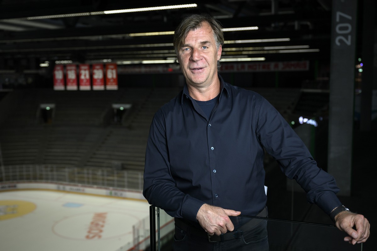 Petr Svoboda, Directeur des operations hockey du LHC pose pour le photographe apres la conference de presse d'avant-saison du club de hockey sur glace de National League Lausanne Hockey Club, LHC ...