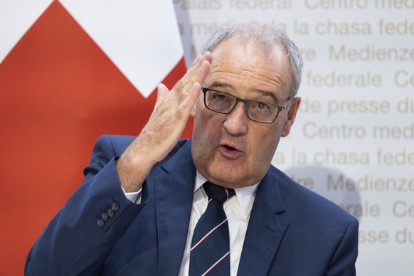 Bundesrat Guy Parmelin spricht waehrend einer Medienkonferenz ueber die Beschluesse des Bundesrates zur Gasmangellage, am Mittwoch, 24. August 2022, in Bern. (KEYSTONE/Peter Klaunzer)