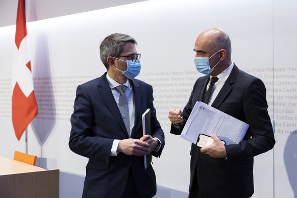 Bundesrat Alain Berset, rechts, und Regierungsrat Lukas Engelberger, Praesident der Konferenz der kantonalen.Gesundheitsdirektorinnen und -direktoren (GDK) diskutieren am Ende einer Medienkonferenz ue ...