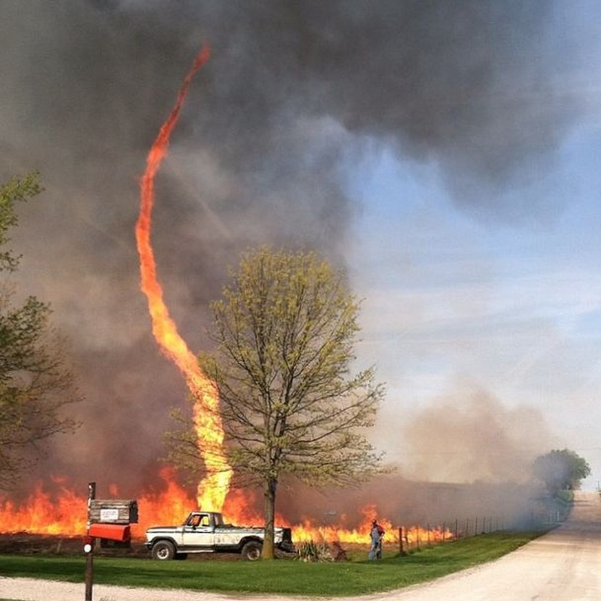 Feuersäule beim Abfackeln des Feldes.