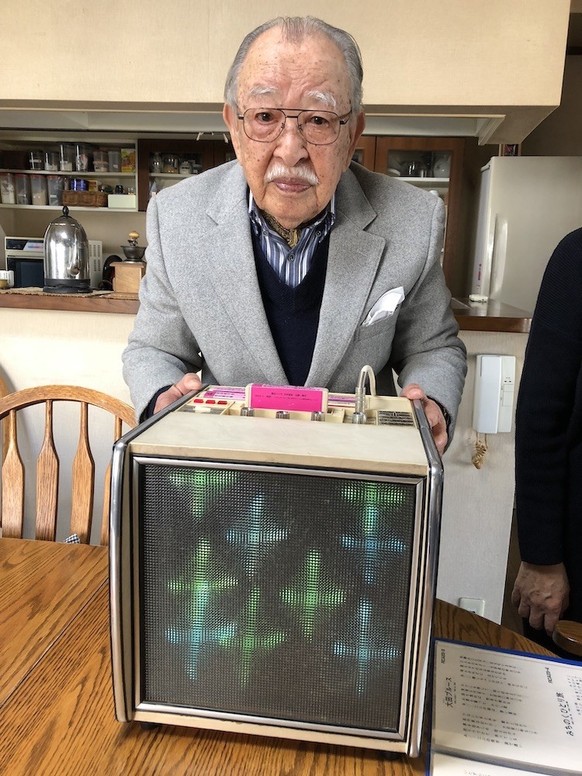 Shigeichi Negishi, der Erfinder des Karaoke, ist 100-jährig verstorben.