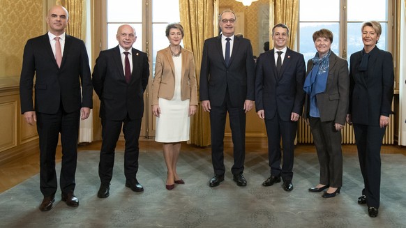 Die neugewaehlten Bundesraetinnen Karin Keller-Sutter, rechts, und Viola Amherd, 2. von rechts, posieren mit dem Gesamtbundesrat, von links, Bundespraesident Alain Berset, Ueli Maurer, Simonetta Somma ...