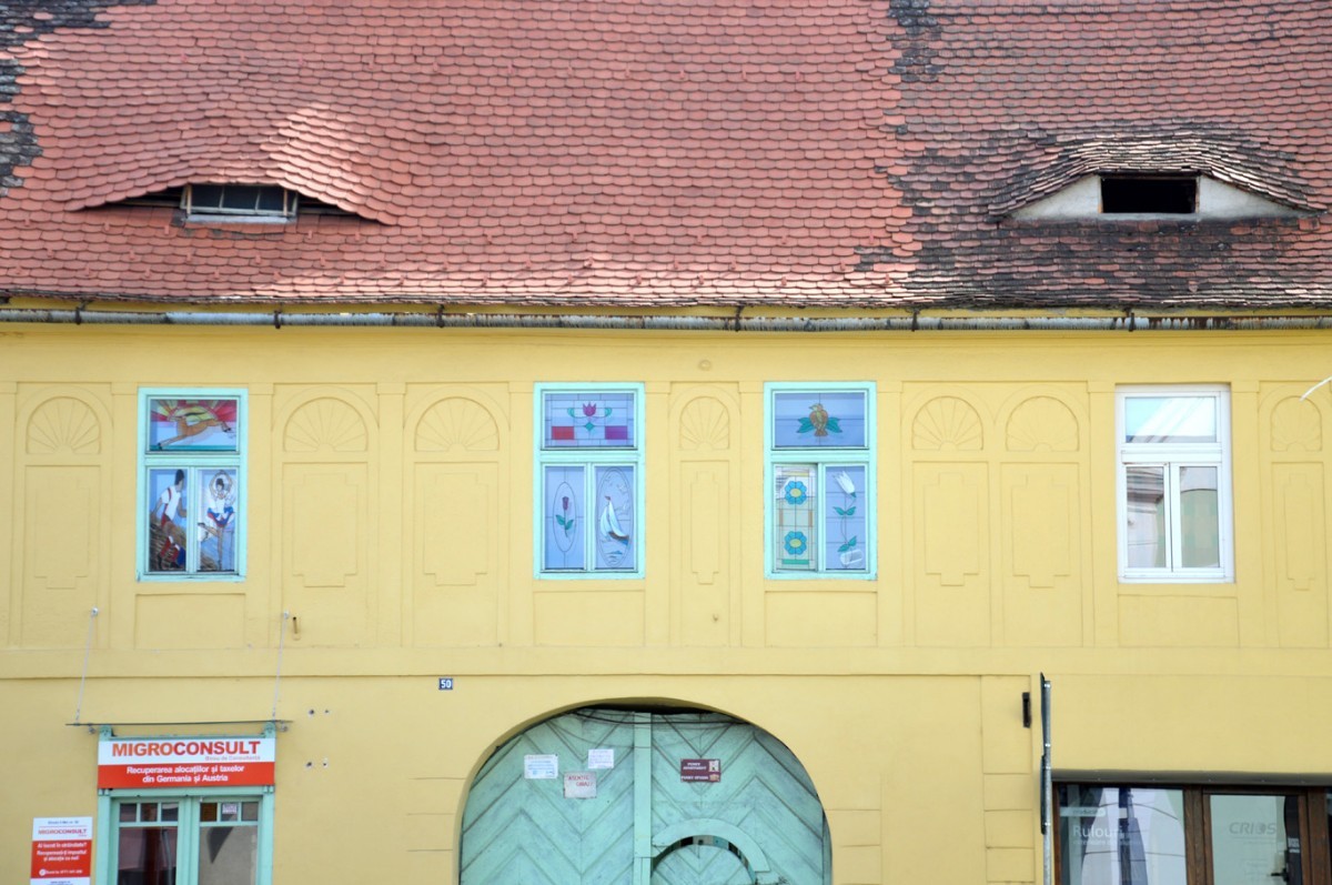 Man sagt die Stadt Sibiu in Rumänien haben 1000 Augen. Durch die vielen Fenster mit Vordach fühlt man sich hier immer beobachtet.