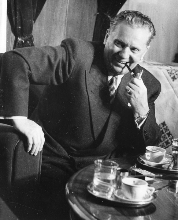 Ein Pfeife rauchender Tito, 1950. Hier hatte er schon mit Stalin gebrochen und&nbsp;nahm für Jugoslawien in Anspruch, einen eigenen Weg zum Sozialismus zu gehen.