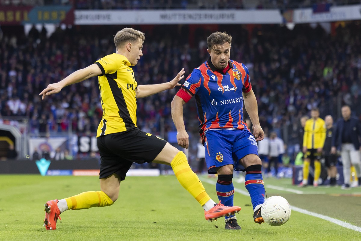 Xherdan Shaqiri (FCB), rechts, und Lewin Blum (YB) in Aktion im Super League Spiel zwischen dem FC Basel 1893 und dem BSC Young Boys, im Stadion St. Jakob-Park in Basel, am Sonntag, 6. Oktober 2024. ( ...