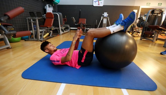 Neymar schuftet sich im Training ab.