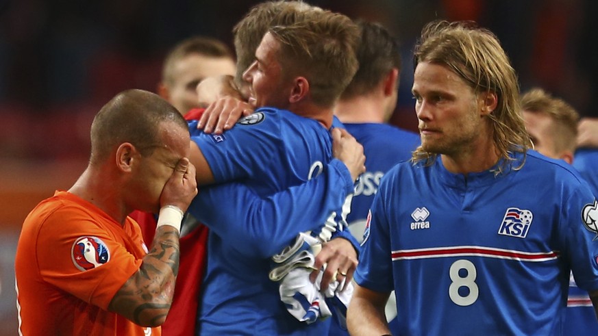 Island (mit FCB-Star Bjarnason) feiert die EM-Quali, Holland (im Bild Sneijder) kann nur noch hoffen.