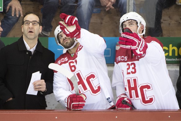 Lausannes Head Coach Yves Sarault, Florian Conz und Alain Mieville, von links, waehrend dem Meisterschaftsspiel der National League zwischen den SCL Tigers und dem Lausanne HC, am Samstag, 18. Novembe ...