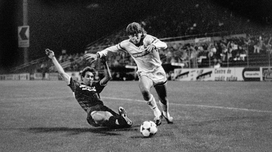 Der Sittener Mirsad Baljic, rechts, setzt sich im Zweikampf gegen den Wettinger Peter Schepull durch, aufgenommen am 7. Oktober 1989 beim Nationalliga A Meisterschaftsspiel FC Sion gegen den FC Wettin ...