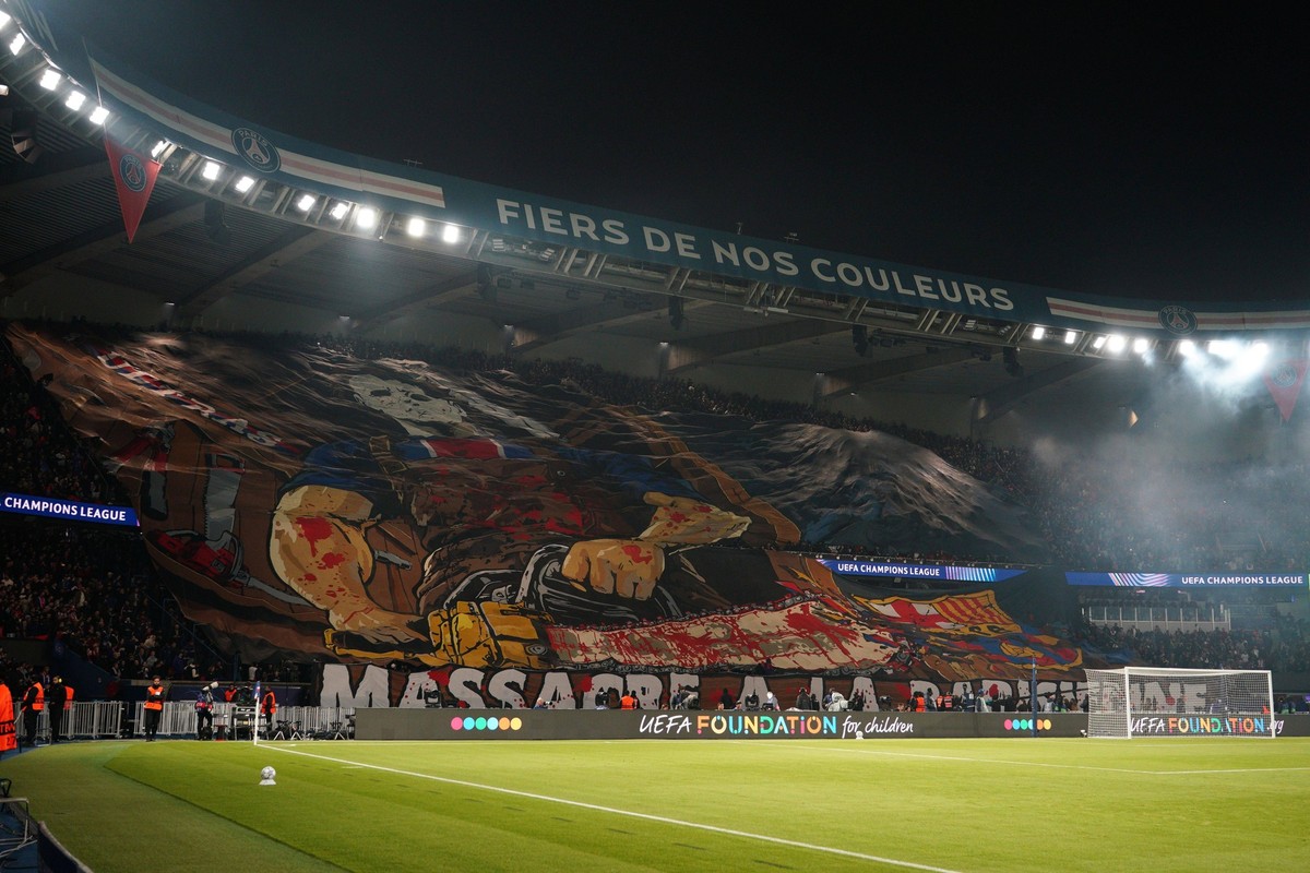 PSG fans unveil a giant tifo before the match Paris Saint-Germain v Barcelona, UEFA Champions League, Football, Parc des Princes, Paris, France - 20 Oct 2026Paris Parc des Princes France PUBLICATIONxI ...