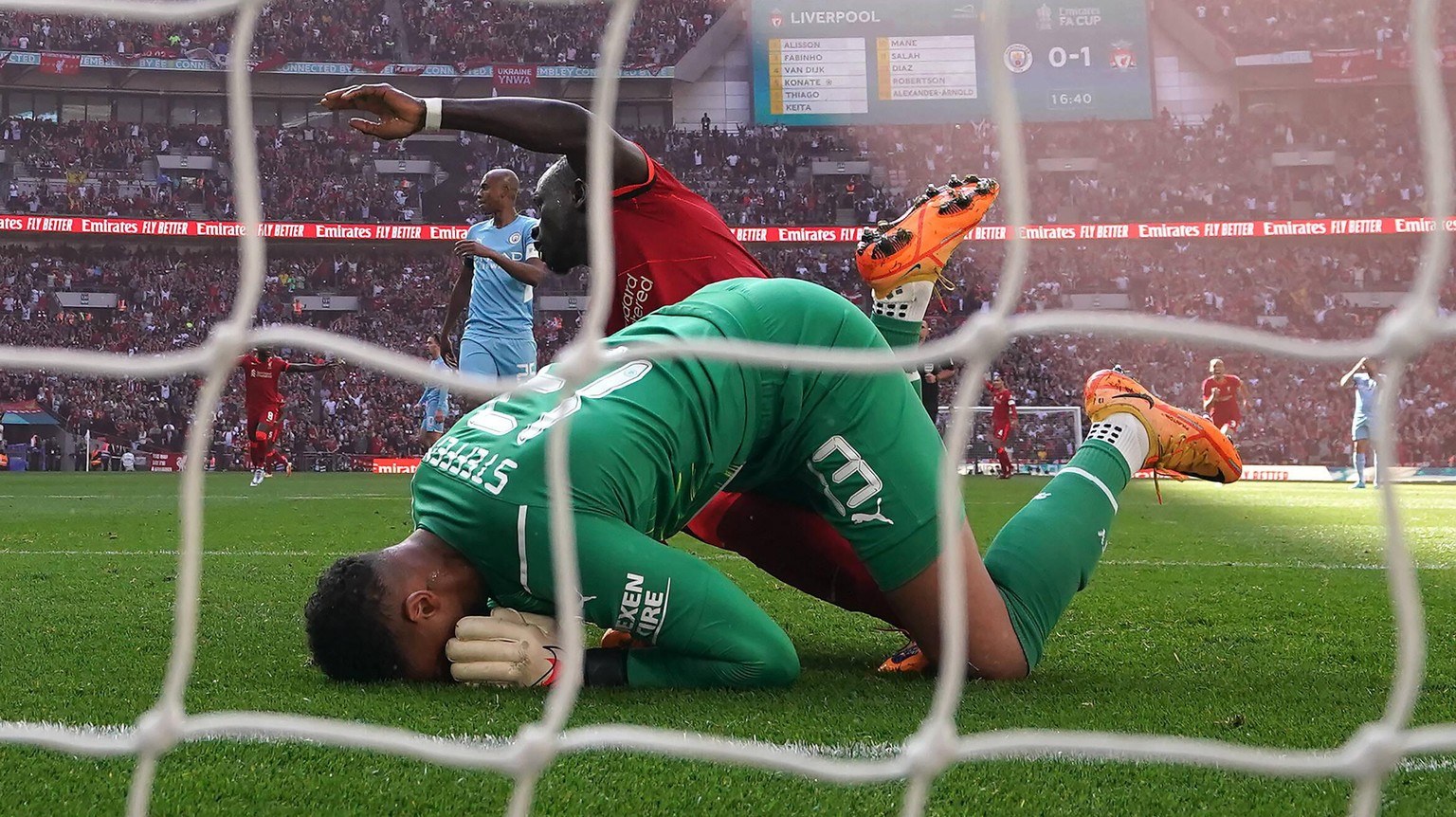 ManCity-Keeper Zack Steffen verschuldet mit einem groben Fehler das 0:2 durch Sadio Mané.