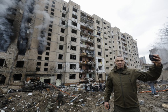 epa11053321 Mayor of Kyiv Vitali Klitschko inspects the site of a damaged building after a missile strike in Kyiv (Kiev), Ukraine, 02 January 2024, amid the Russian invasion. In the early hours of 02  ...