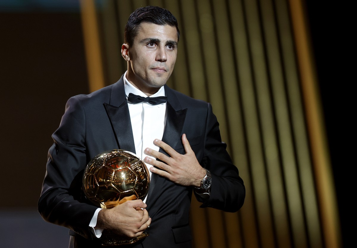 epa11689594 Manchester City and Spain midfielder Rodri wins the Men's Ballon d'Or 2024 award at the Ballon d'Or 2024 ceremony at the Theatre du Chatelet in Paris, France, 28 October 202 ...