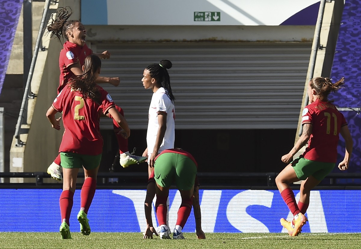 epa10062181 Jessica Silva (L) of Portugal celebrates with teammates after scoring the 2-2 equalizing goal during the Group C match of the UEFA Women's EURO 2022 between Portugal and Switzerland i ...