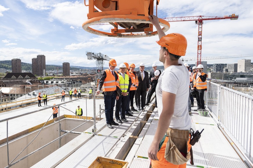 Regierungsrat Markus Kaegi, Mitte links, Vorsteher der Baudirektion, und Regierungsrat Mario Fehr, Vorsteher der Sicherheitsdirektion, Mitte rechts, bewegen sich auf der Baustelle des Polizei- und Jus ...