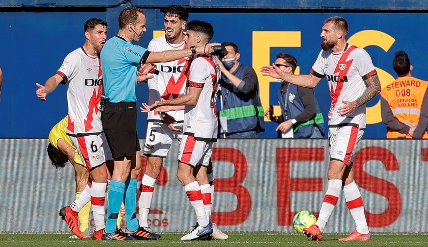 epa09638239 Referee Mario Melero Lopez (2L) talks with Rayo Vallecano players after calling a penalty during the Spanish LaLiga match held between Villarreal and Rayo Vallecano at La Ceramina stadium  ...