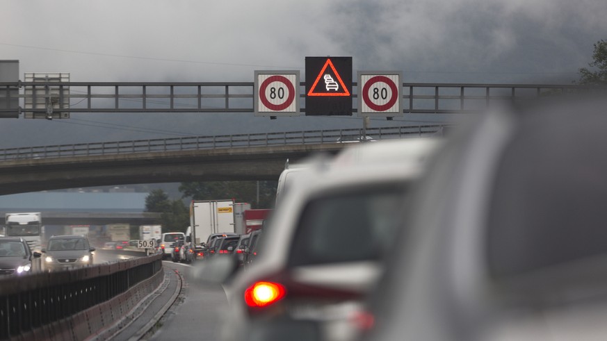 Traffic jam on the A1 motorway near Egerkingen heading towards Berne, photographed on June 30, 2016. (KEYSTONE/Gaetan Bally)

Stau auf der Autobahn A1..Stau auf der A1 bei Egerkingen richtung Bern am  ...