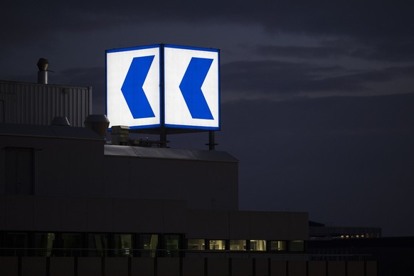 Das Logo der Zuercher Kantonalbank ZKB, fotografiert am Montag, 10. Januar 2022 an der Ecke Geroldstrasse Hardstrasse in Zuerich. (KEYSTONE/Christian Beutler)