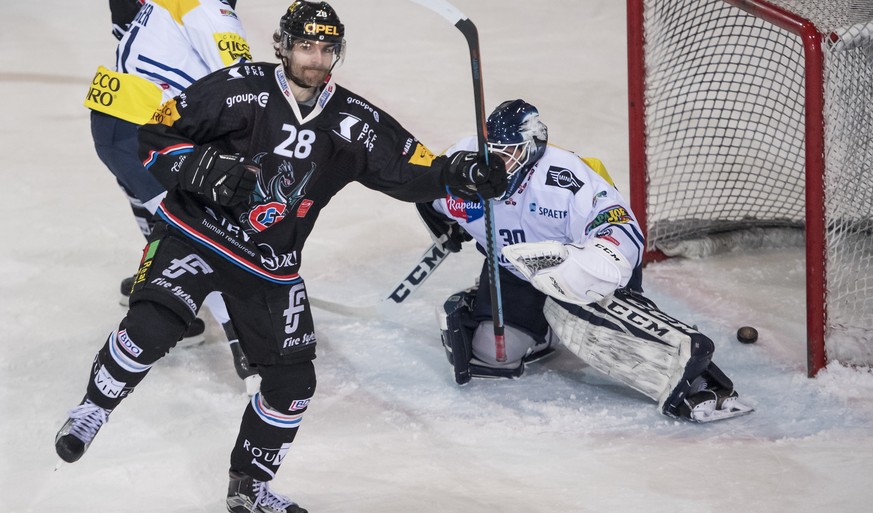 Joie du joueur fribourgeois Tristan Vauclair, apres avoir marque le 3:0 au gardien tessinois Sandro Zurkirchen, droite, lors du 1er match de la finale de Play-out du championnat suisse de hockey sur g ...