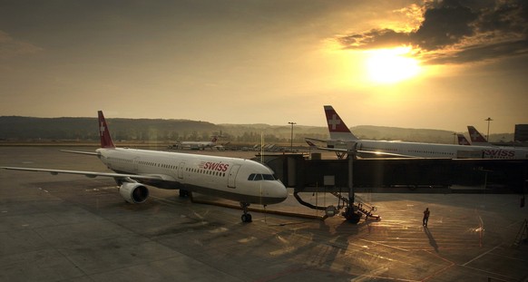 Ein Flugzeug der Swiss Air Lines wird am Freitag, 21. Juni 2002 um sieben Uhr morgens auf dem Terminal A in Kloten bereitgemacht. (KEYSTONE/Gaetan Bally)