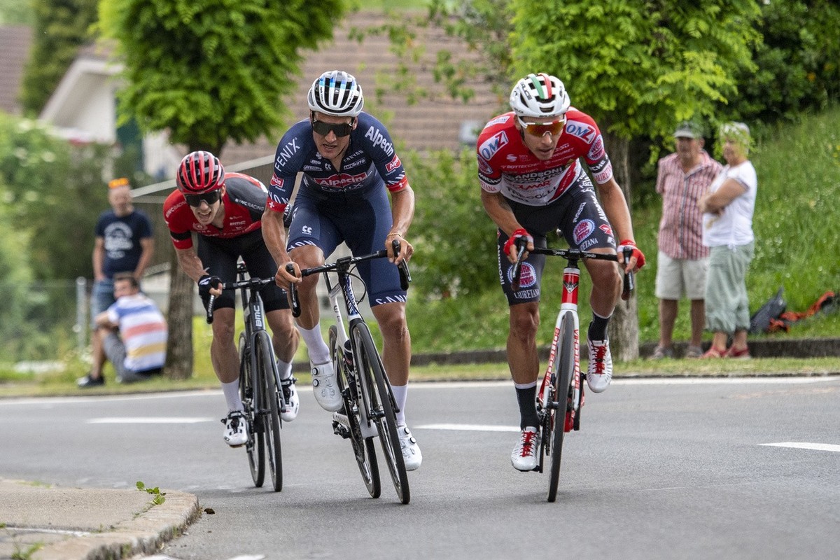 Stefan Dilier, mitte, Simon Pellaud, rechts, und Cyrille Thiery, links, beim Radrennen der Herren an der Rad Strassen Schweizermeisterschaft vom Sonntag, 20. Juni 2021 in Knutwil im Kanton Luzern. (KE ...