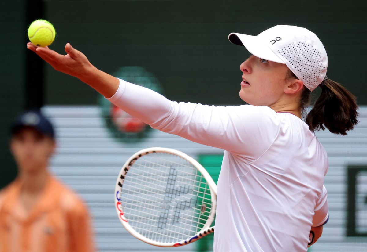 epa11385175 Iga Swiatek of Poland in action during her Women's Singles 4th round match against Anastasia Potapova of Russia during the French Open Grand Slam tennis tournament at Roland Garros in ...