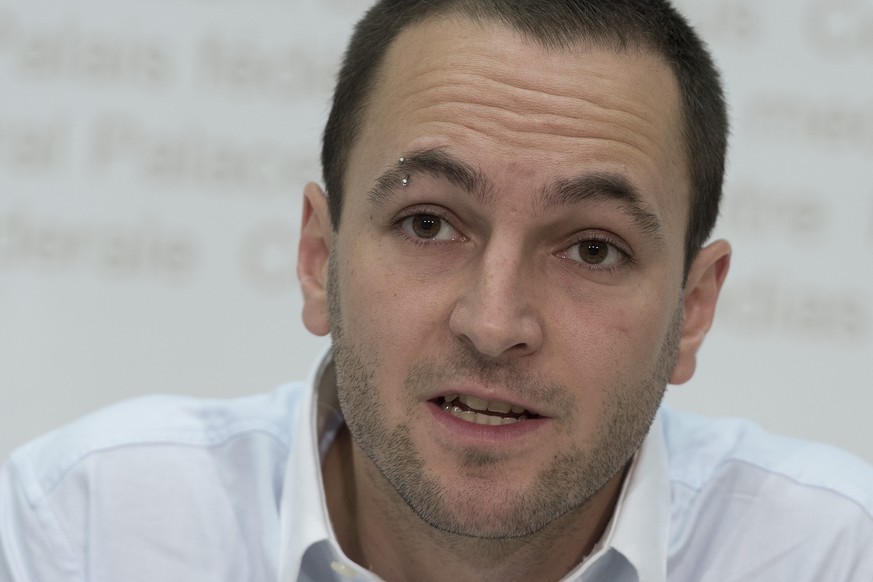 Mathias Reynard, JUSO-Nationalrat, wehrt sich an einer Medienkonferenz gegen den Leistungsabbau in den Kantonen am Donnerstag, 20. November 2014 in Bern. (KEYSTONE/Lukas Lehmann)