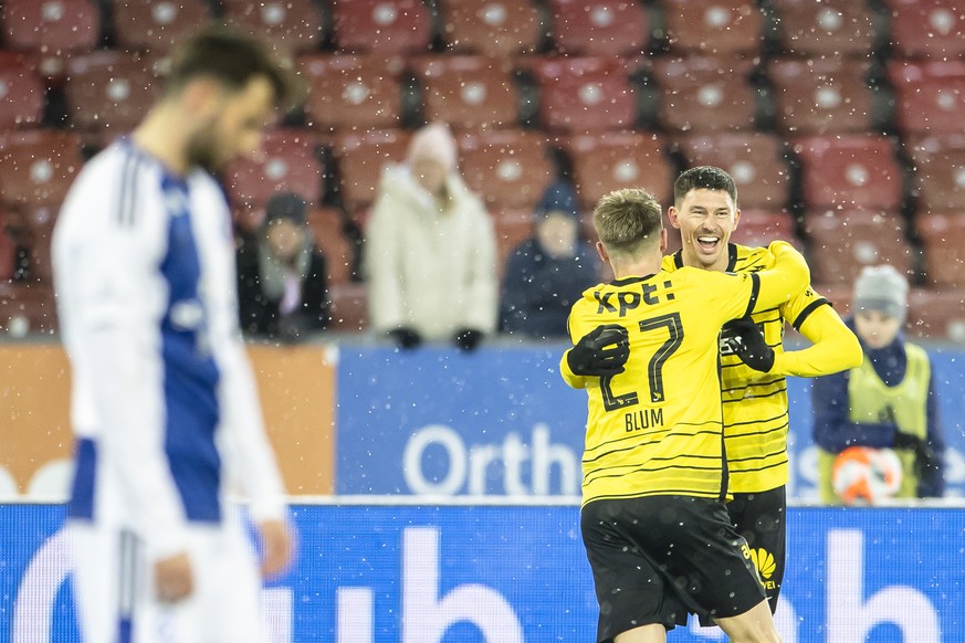 YBs Christian Fassnacht, rechts, jubelt mit Lewin Blum nach seinem Tor zum 0:1 im Fussball Meisterschaftsspiel der Super League zwischen dem Grasshopper Club Zuerich und dem BSC Young Boys Bern im Let ...