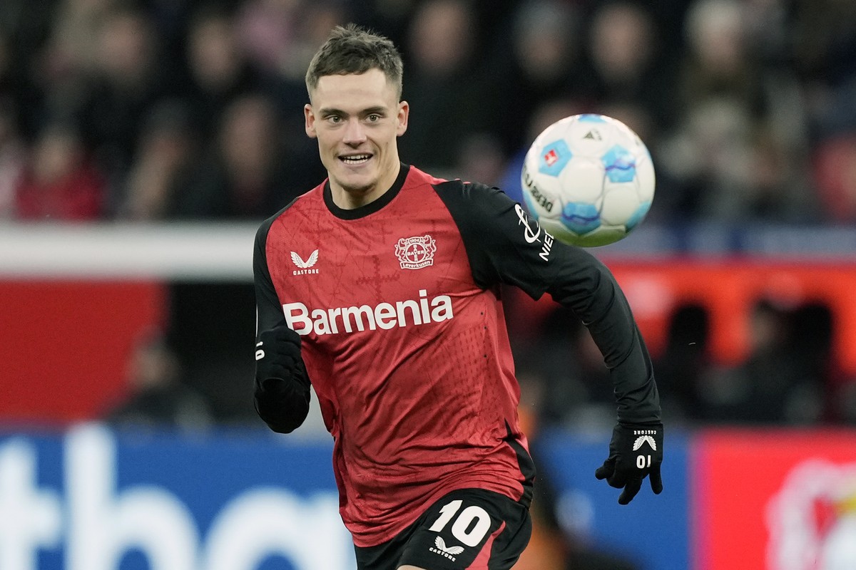 Leverkusen's Florian Wirtz runs for the ball during the German Bundesliga soccer match between Bayer Leverkusen and St. Pauli at the BayArena in Leverkusen, Germany, Saturday, Dec. 7, 2024. (AP P ...