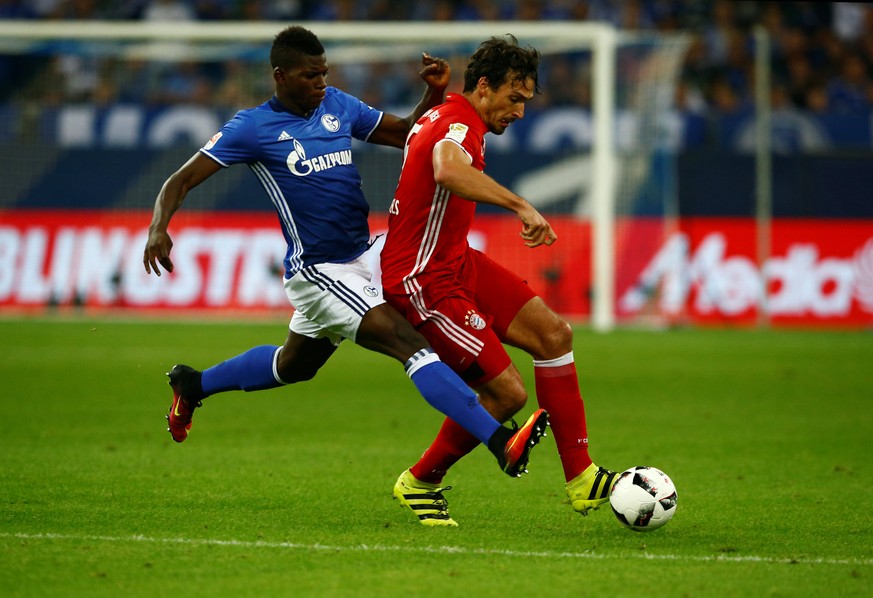 Football Soccer - Schalke 04 v Bayern Munich - German Bundesliga - Veltins Arena, Gelsenkirchen, 09/09/16. Mats Hummels (R) of Bayern Munich and Breel Embolo of Schalke in action. REUTERS/Thilo Schmue ...